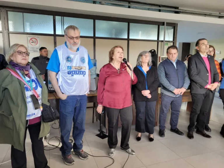 Repudiaron el accionar del estudiante que arrojó un tacho de basura a manifestantes en la universidad