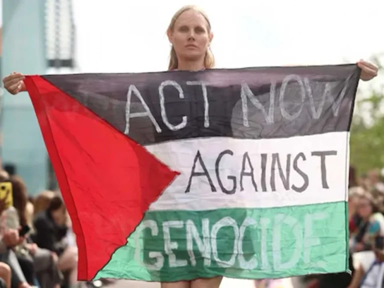 Modelo protesta por la situación en Palestina durante desfile