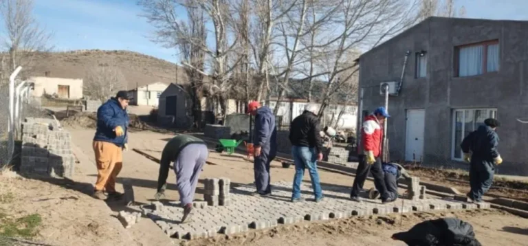 El Gobierno del Chubut aporta adoquines para la urbanización de más localidades de la provincia