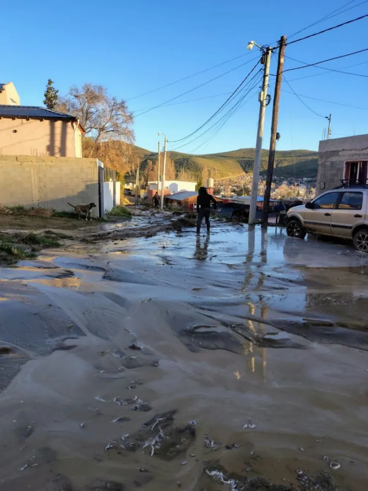 Inundaciones en Barrio Laprida: Un acueducto roto deja a vecinos en emergencia