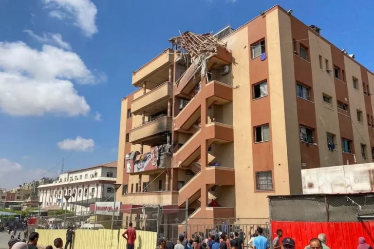 Israel atacó el hospital Nasser en Gaza y murieron 20 personas, entre ellas cuatro periodistas