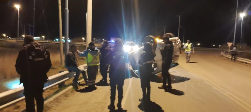 Comerciante volvía de un asado y volcó en el acceso sur de Trelew, le detectaron 1,60 de alcohol en sangre