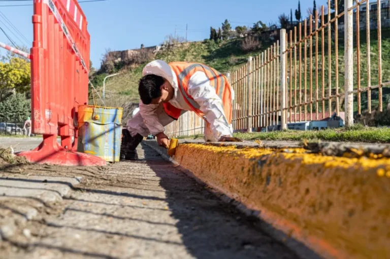Continúan los trabajos de demarcación de estacionamientos y el ordenamiento vial