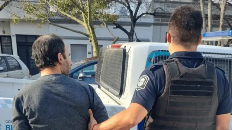 Insólito: un policía se quedó dormido al volante, intentó fugarse y atacó a un colega