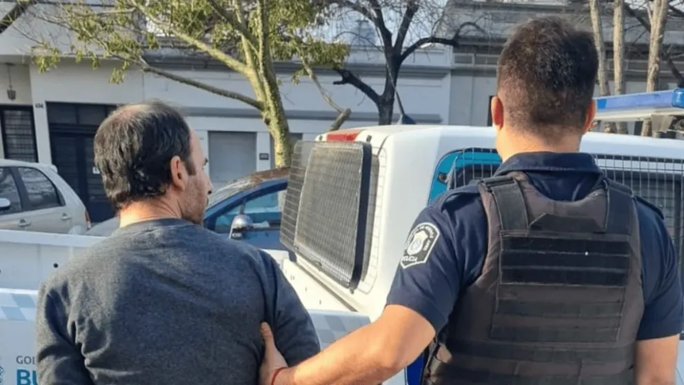 Insólito: un policía se quedó dormido al volante, intentó fugarse y atacó a un colega