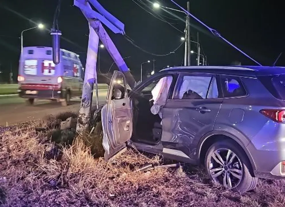Un hombre quedó en terapia intensiva al estrellarse en una camioneta contra un poste