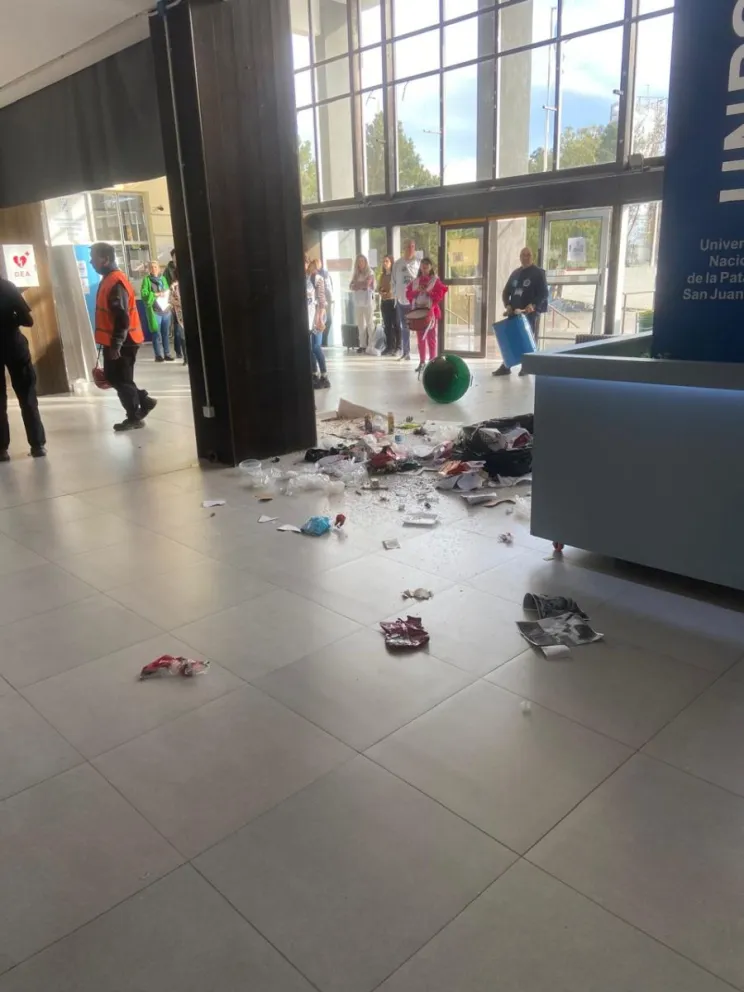 Un estudiante arrojó un tacho de basura sobre manifestantes en la UNPSJB