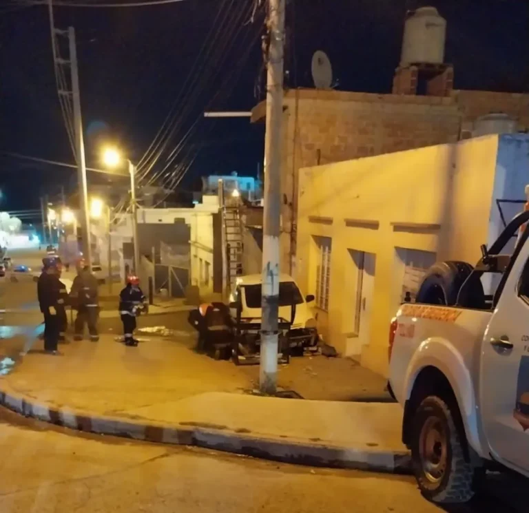 Abandonan auto tras chocar un nicho de gas y provocan pérdida