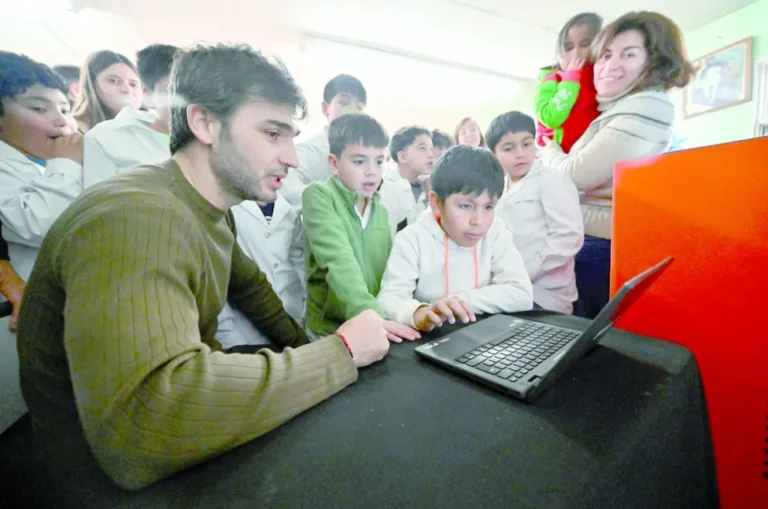 Torres entregó equipamiento informático de última tecnología a escuelas de la Meseta 