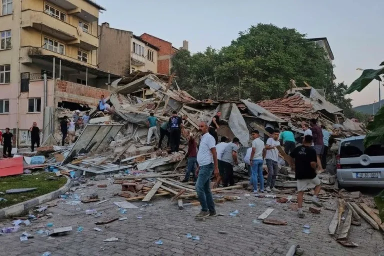 Fuerte sismo de 6,1 en Turquía provoca el derrumbe de al menos diez edificios
