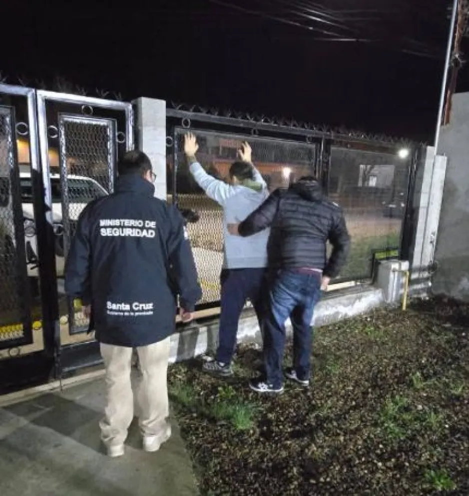 El preso que escapó de una comisaría de Caleta Olivia se entregó esta noche