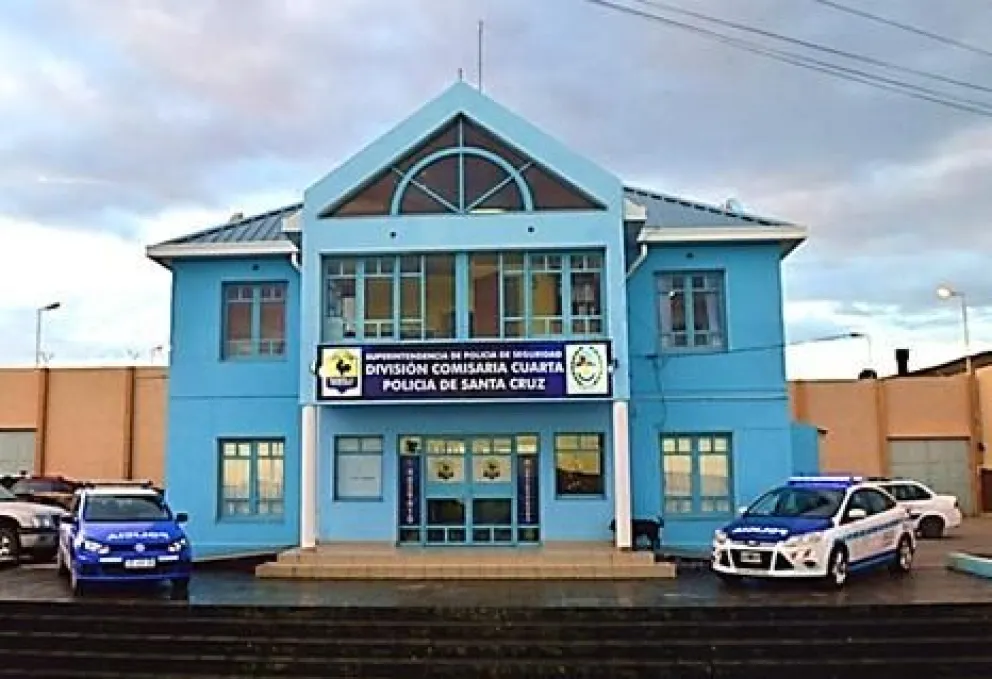 10 menores interceptaron a una mujer de 30 años, uno de ellos le pegó una piña y le robó el celular