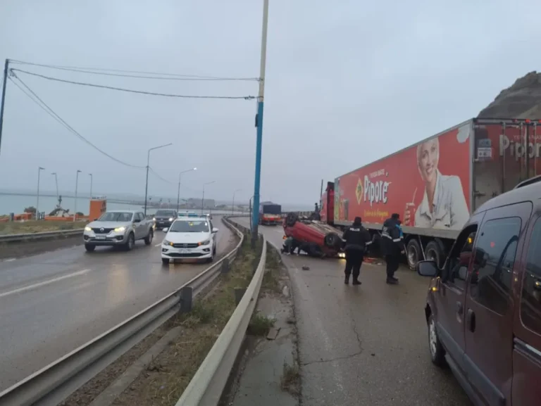 Un conductor volcó sobre Ruta 3 y quedó atrapado en el vehículo
