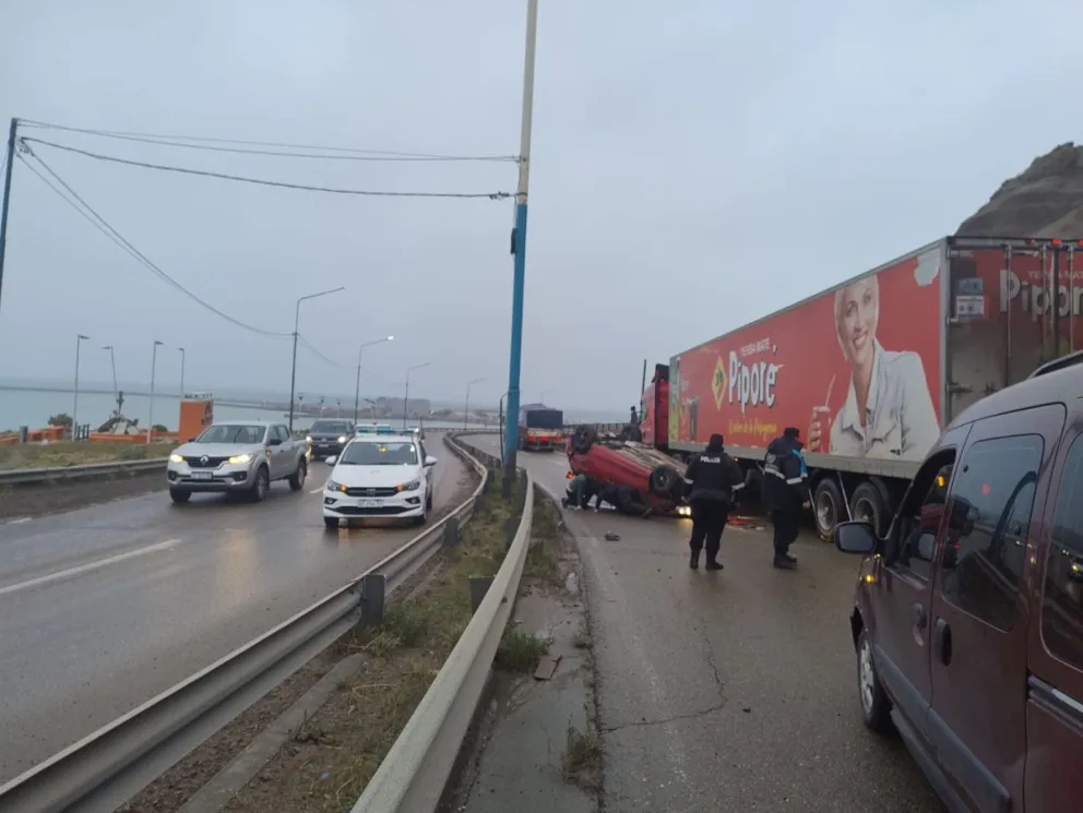 Un conductor volcó sobre Ruta 3 y quedó atrapado en el vehículo