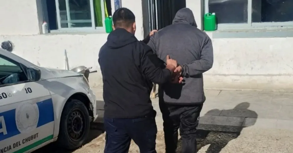 Amenazó a empleados con un arma y se resistió a ser detenido