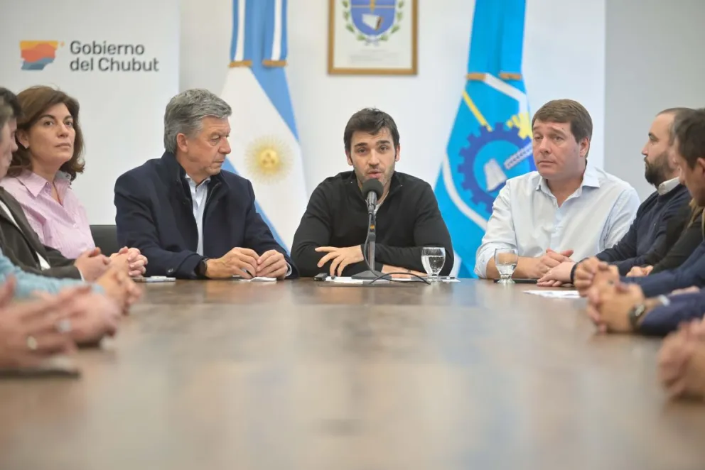 Dos obras clave para la pesca y la infraestructura de Playa Unión: Torres anunció el dragado del puerto de Rawson y la construcción de defensas costeras