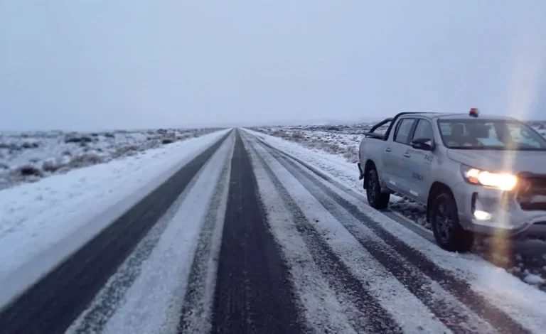 La nieve complica la circulación en la Ruta 40 a la altura de Río Mayo