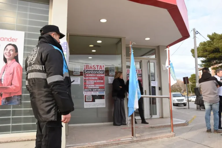 Bancarios realizaron una protesta en Banco Santander