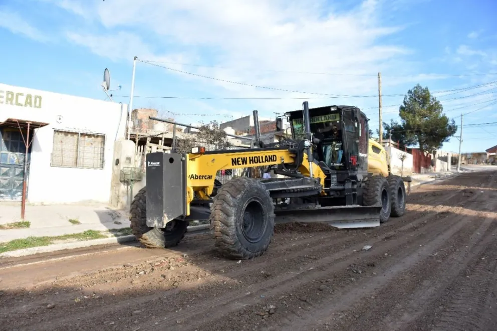 Trelew: Mantenimiento urbano mejora la transitabilidad y espacios públicos en barrio Amaya