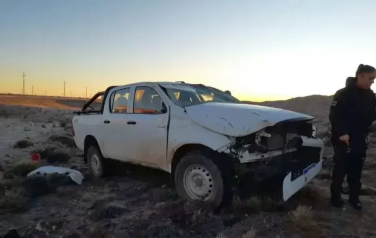 Impactante vuelco de una camioneta en la ruta: viajaban hacia Comodoro
