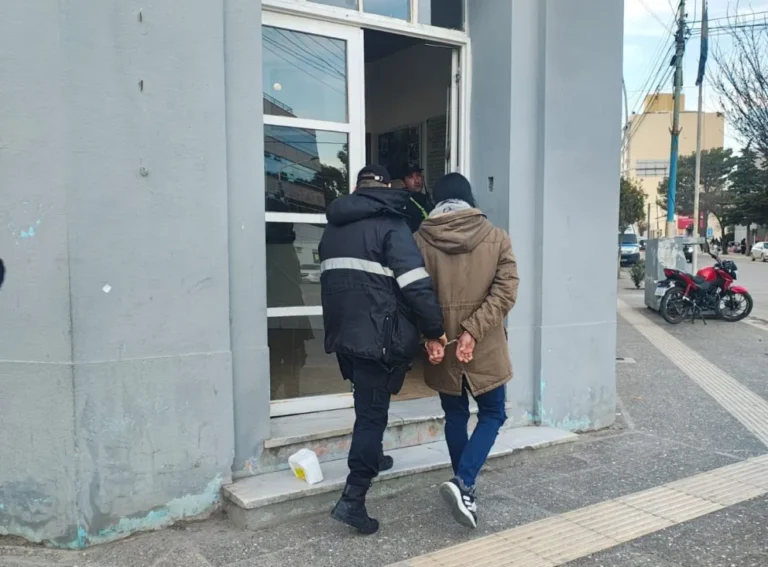 Intentó robar un perfume de una farmacia céntrica de Comodoro y fue detenido
