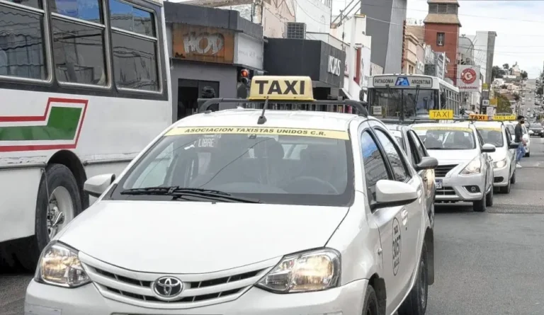 Buscan modificar la regulación de taxis en la ciudad: una app y nuevas paradas