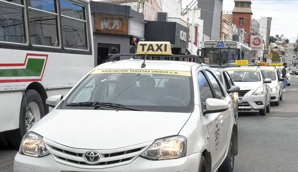 Buscan modificar la regulación de taxis en la ciudad: una app y nuevas paradas