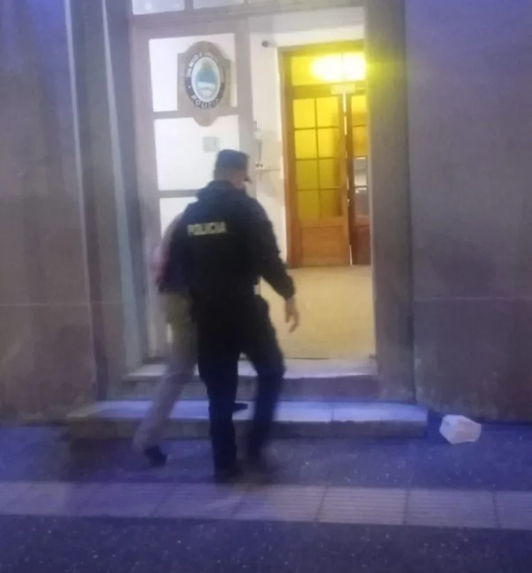 Un joven quiso entrar al departamento de una mujer en pleno centro