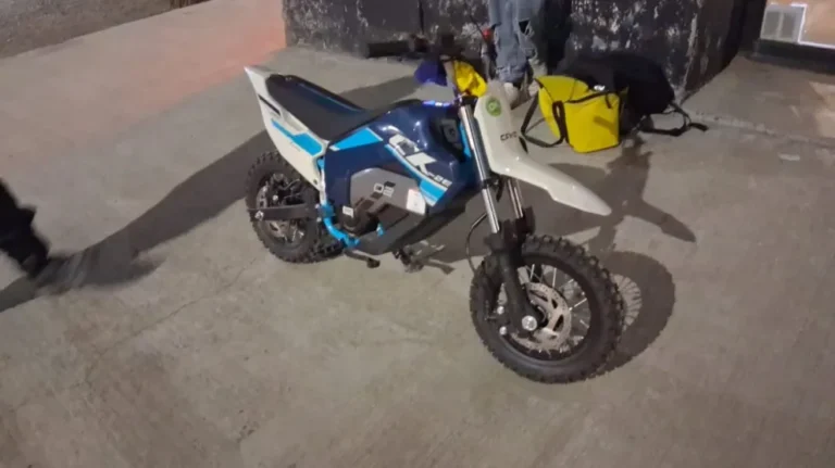 Robo frustrado: Adolescente sorprendido robando motocicleta eléctrica de un comercio