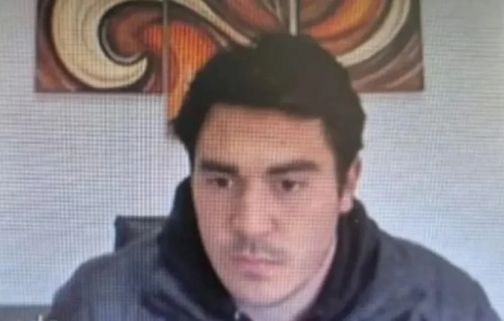 Un condenado por abuso y homicidio se quitó la tobillera electrónica en plena audiencia y se fugó