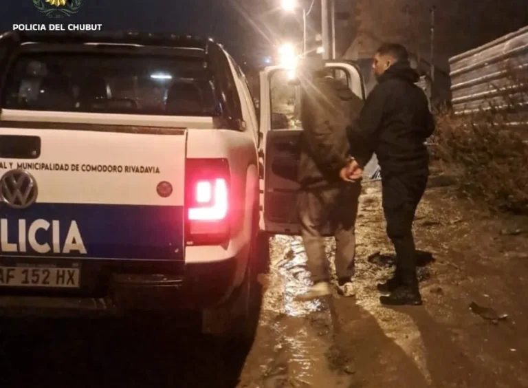 Violó la restricción de acercamiento y fue a la casa de su expareja a patear la puerta