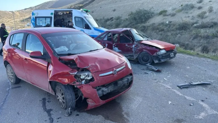 Colisión entre dos vehículos deja herida a una de las conductoras