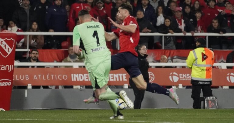 "Hombro con hombro": la explicación de la Dirección de Árbitros de AFA por la jugada de Armani en Independiente vs River