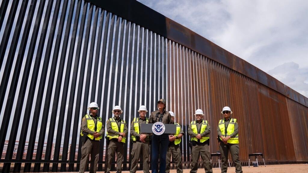 Trump ordena pintar de negro el muro fronterizo para dificultar el paso de migrantes desde México