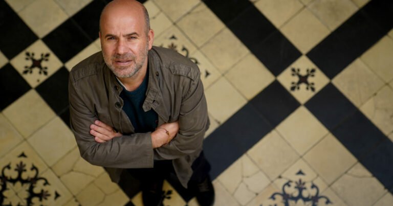 "La infelicidad es un motor de creación", dice Javier Peña, el creador del podcast ‘Grandes infelices’