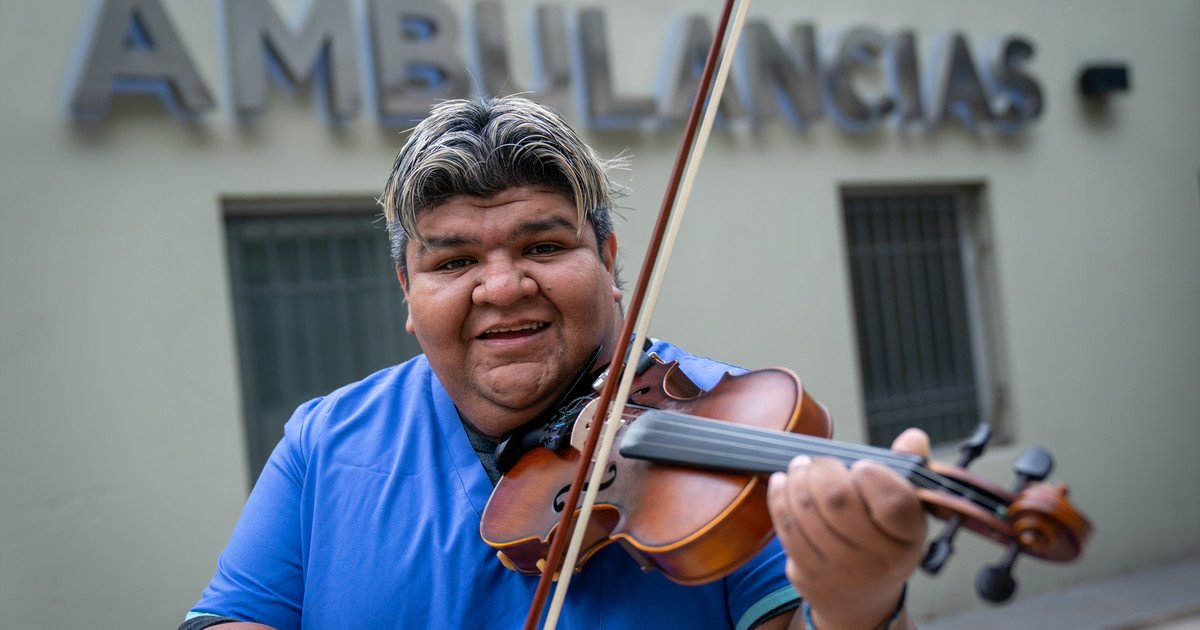 Juanjo Abregú: el enfermero del Hospital Rivadavia que toca el violín con su delantal y enloquece a los jóvenes con zambas y chacareras