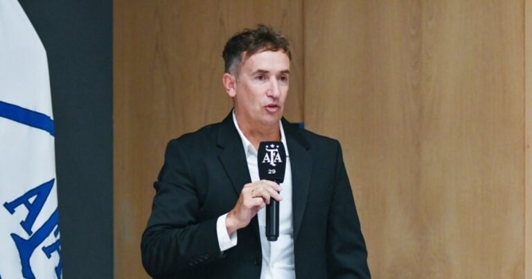 Los árbitros del fútbol argentino contraatacan: habrá duros castigos para las protestas de los futbolistas y los técnicos