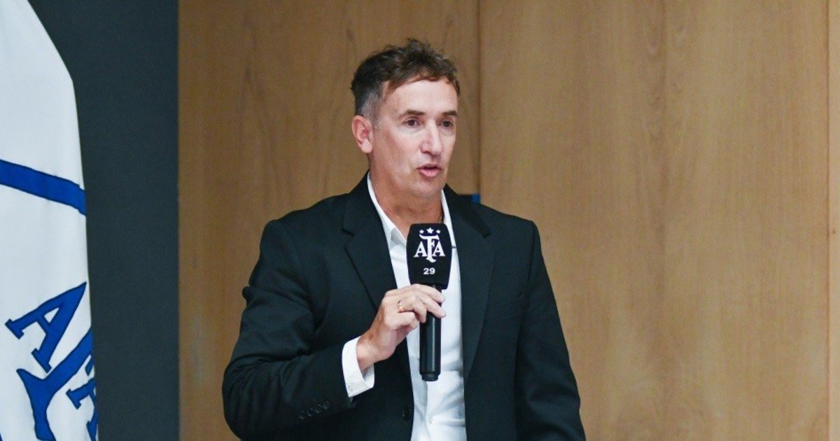 Los árbitros del fútbol argentino contraatacan: habrá duros castigos para las protestas de los futbolistas y los técnicos