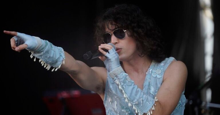 La historia de Conan Gray: su solitaria infancia, el trauma familiar y cómo se convirtió en el ídolo pop de la generación Z