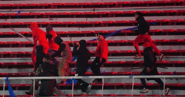 Todo lo que no se hizo y todo lo que se hizo mal en la noche de terror que se vivió en la cancha de Independiente