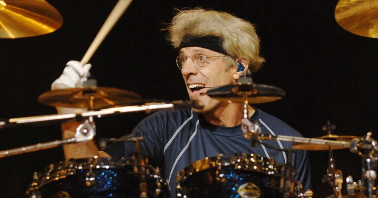 A qué viene Stewart Copeland, ex The Police y uno de los mejores bateristas de la historia