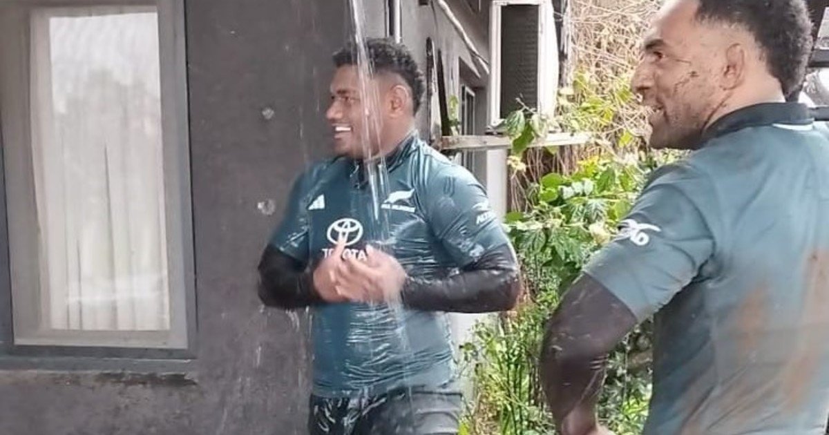 La intimidad de los All Blacks: entrenamiento bajo la lluvia, juegos en el barro y una ducha improvisada en una canaleta