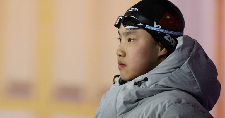 Yu Zidi, la nena de 12 años que asombra en el Mundial de Natación, reabre el debate sobre los riesgos para la salud física y mental de los deportistas precoces
