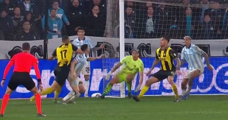 Se conocieron los audios del VAR tras el polémico penal que le dieron a Racing contra Peñarol por la Copa Libertadores