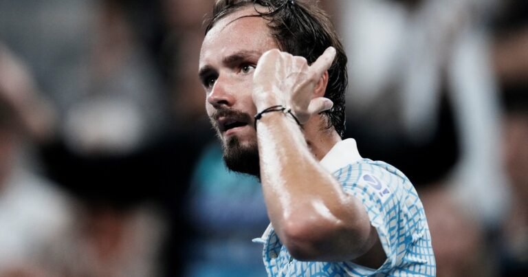 Caos y escándalo en el US Open: un fotógrafo cometió un error y desató la furia de Medvedev antes de su temprana eliminación ante Bonzi