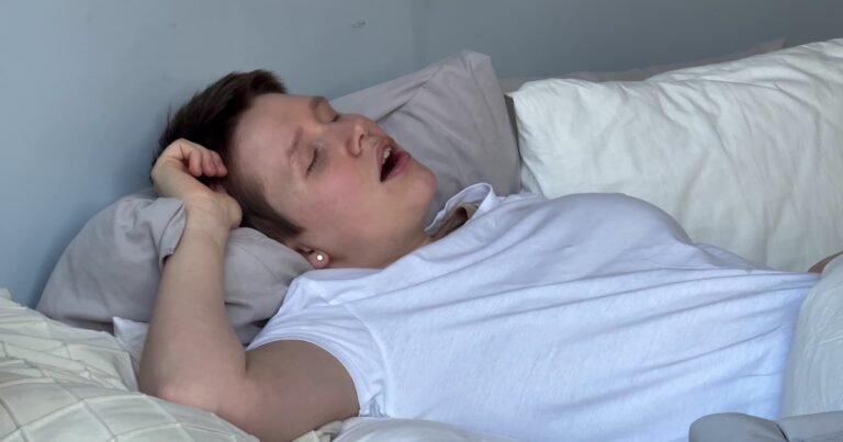 Apnea del sueño: descubren por qué empeora durante el fin de semana