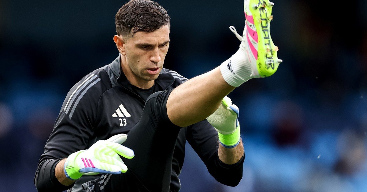 Por qué Dibu Martínez no está en el debut del Aston Villa en la Premier League