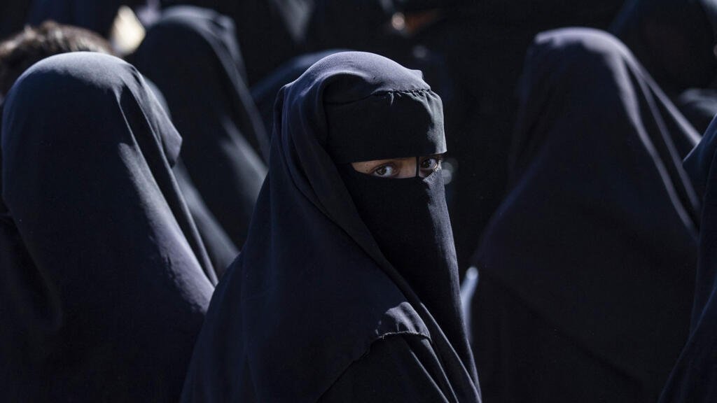 Un tribunal francés encarcela a tres mujeres por unirse al yihadista Estado Islámico en Siria