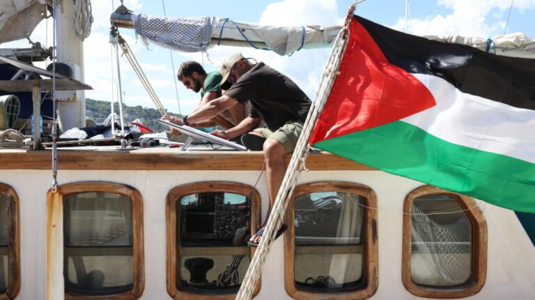 La flotilla más grande con rumbo a Gaza retoma su viaje tras volver a Barcelona por el mal tiempo