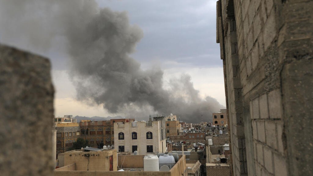 Israel intercepta un misil hutí tras bombardeos en Yemen que causaron decenas de muertos